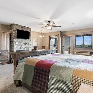 Studio Lakeview Condo Penthouse Suite 1116A